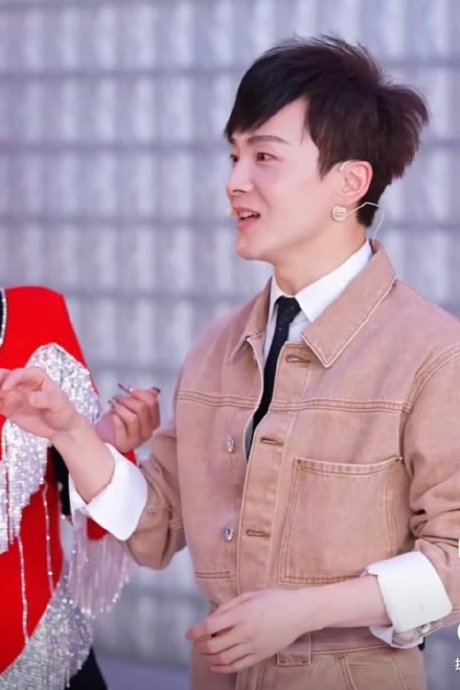 艺人沈凌为什么经常陪谢娜一起骑行送花？