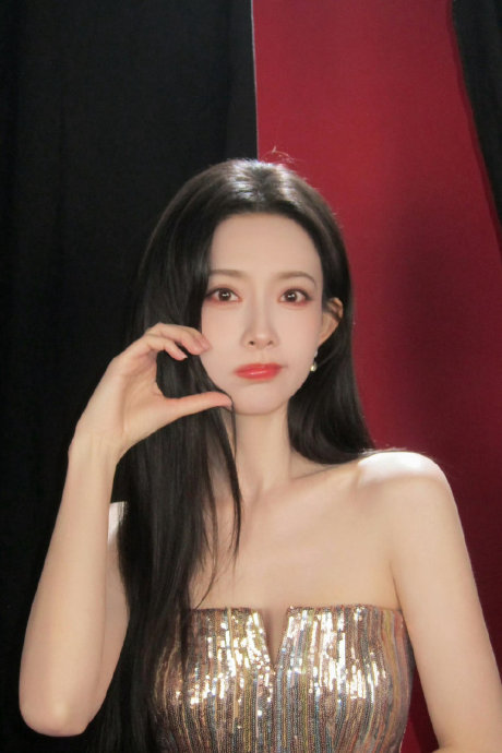 孟子义的逆天腰臀比对她最近的时尚造型产生了哪些影响？