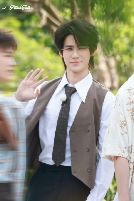 张真源尝试八字胡造型后，粉丝和网友对他的评价主要有哪些？