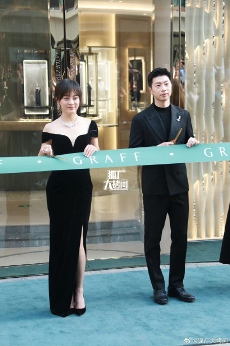 马龙除了绘画，是否还尝试过其他艺术创作，比如设计饰品？