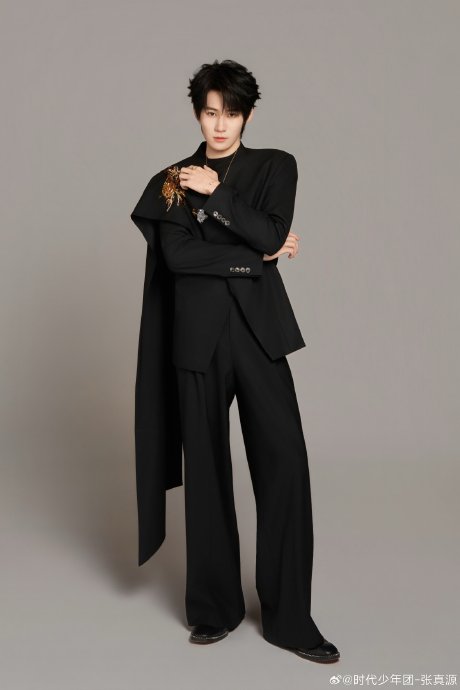 张真源新中式写真惊艳出圈！伯爵珠宝配绿盘腕表，诠释东方奢雅