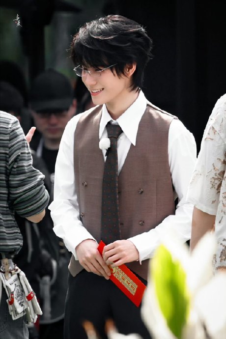 张真源《奔跑吧》民国造型惊艳全场，儒雅小少爷反差变装引爆热议