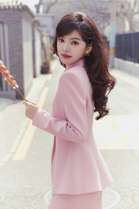 章若楠在胡同里用扩音器宣传新剧的具体表现是怎样的？