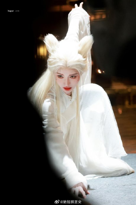 《月鳞绮纪》中鞠婧祎的华服造型，与同期其他古装剧相比有何特色？