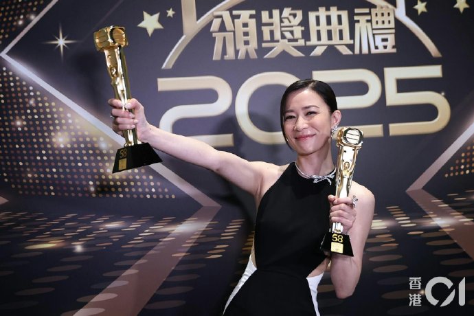 佘诗曼和黄宗泽在《新闻女王2》中的表现分别获得了什么评价？