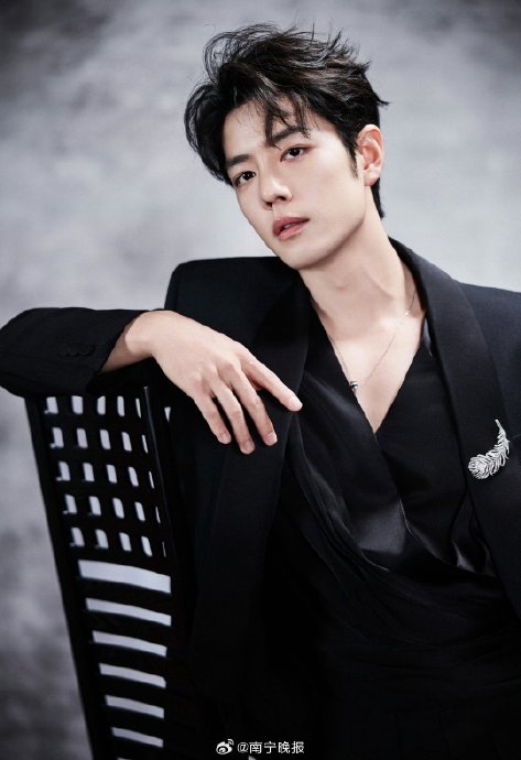 肖战拍戏期间为流浪猫购置猫窝贴春联