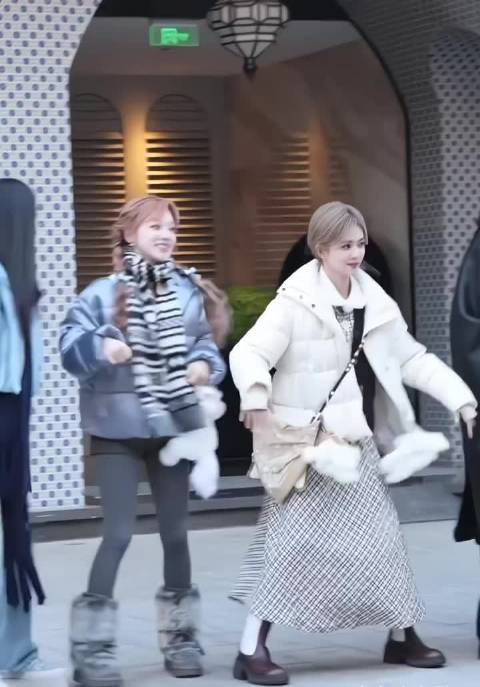 白鹿贴宋雨琦姓名牌代其录奔跑吧