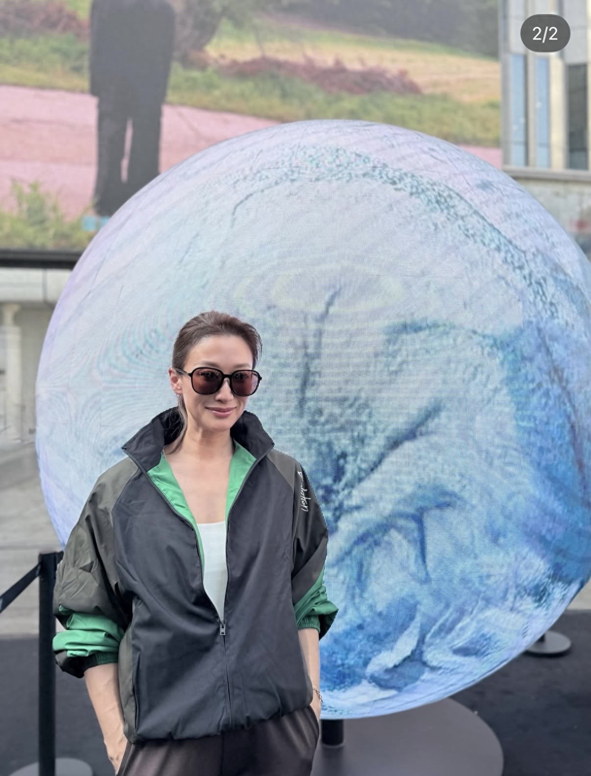 谢婷婷回国看谢霆锋演唱会，与7岁女儿坐观众席，母女自拍好开心