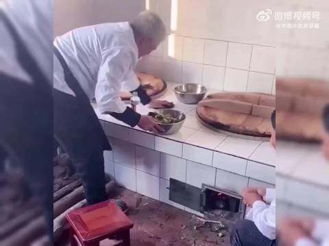 赵本山这么有钱还天天住农村老家吃地锅，徒弟们都来了