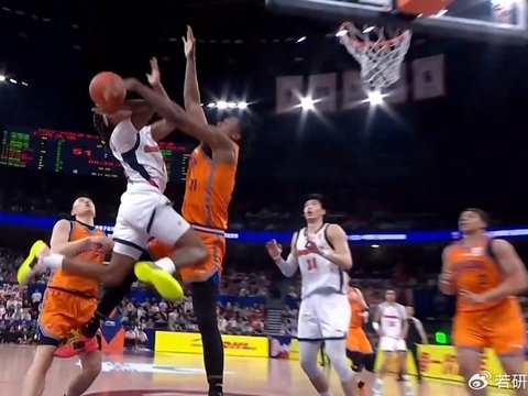 状态糟糕！广东外援麦考尔8中1一度上头“乱打” 末节被杜锋DNP