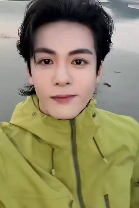 曾舜晞坦言中年危机担忧，与粉丝海边谈心