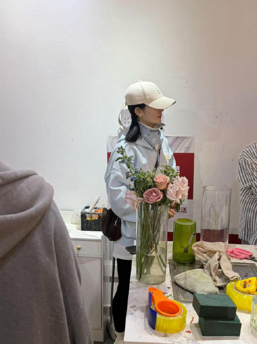 谢娜夜骑半城送玫瑰，六年仪式揭秘爱情保鲜秘诀