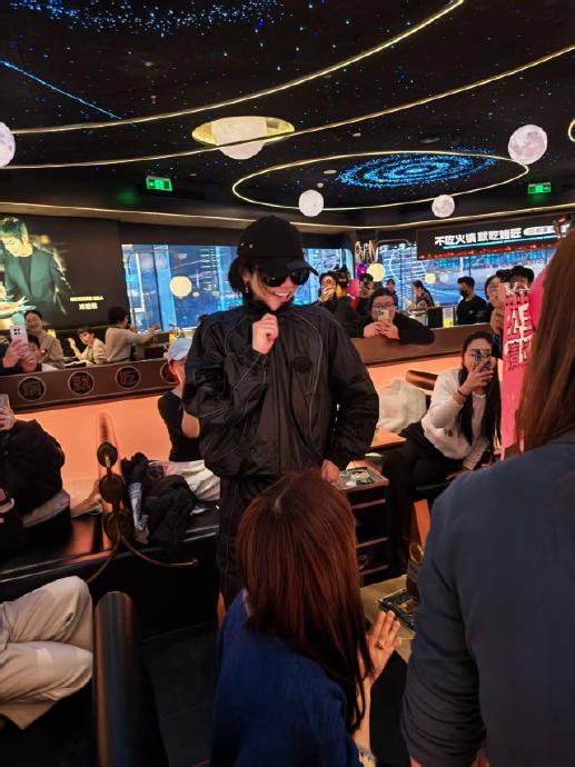 华晨宇在上海餐厅为粉丝庆生的具体经过是怎样的？