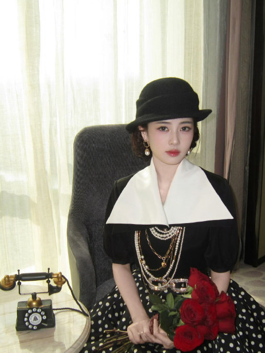 白鹿在录制《奔跑吧》时为什么要在背后贴宋雨琦的名牌？