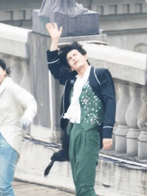 《开始推理吧》第四季成员直升机出场时，为什么所有人的发型都乱了？