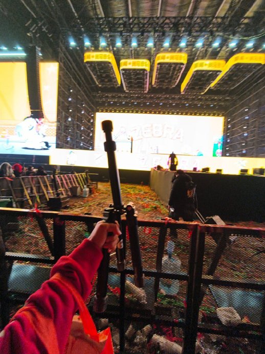 华晨宇的粉丝在偶遇现场是如何维护秩序的？