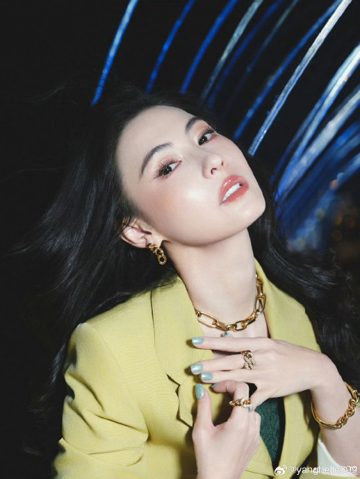 杨超越在活动上害羞捂嘴笑是因为什么？