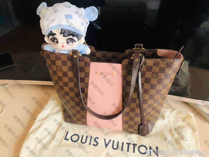 朱一龙背双肩包上班的具体视频或图片细节是怎样的？