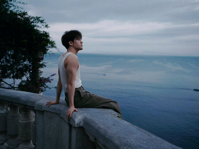 曾舜晞海边三宫格Live图的拍摄背景和具体内容是什么？