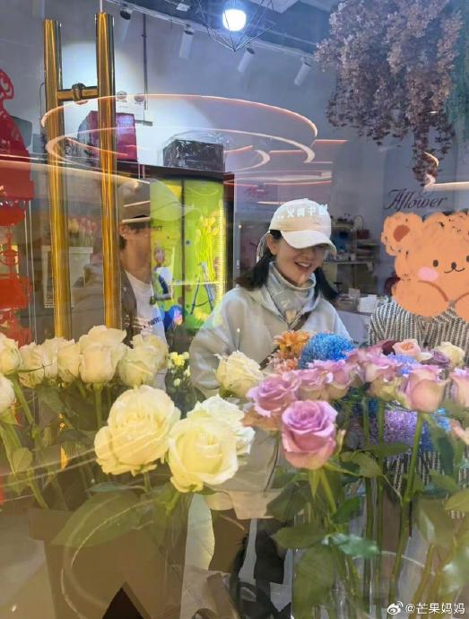 夜骑送花成年度节目！谢娜张杰的浪漫仪式坚持了6年