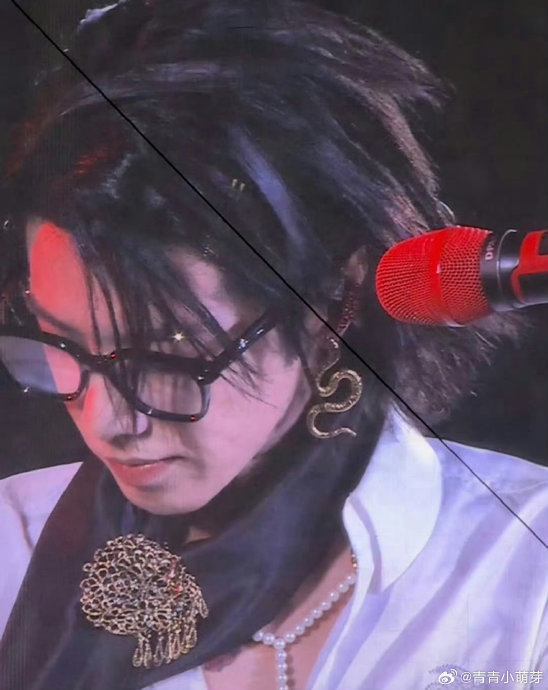 华晨宇私下亲和力强，这与他的舞台形象有哪些反差？