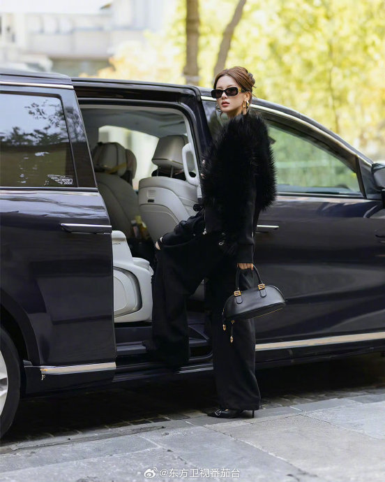 杨超越的全黑造型与她作为Balenciaga品牌挚友的资源有何关联？