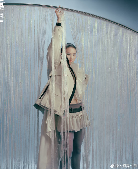 这组以“蓝色叙事”为主题的杂志大片，具体是如何展现陈芋汐的时尚感的？