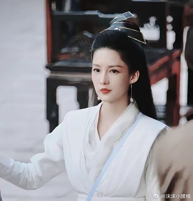 主演李沁和陈哲远在《一笑随歌》中分别展现了哪些突破性的演技？