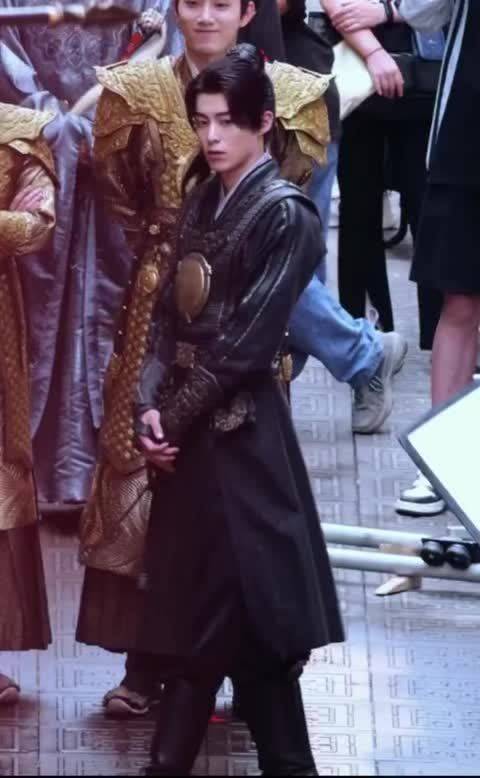 王鹤棣派许七安亮相阅文盛典，铜锣手势引剧粉共鸣