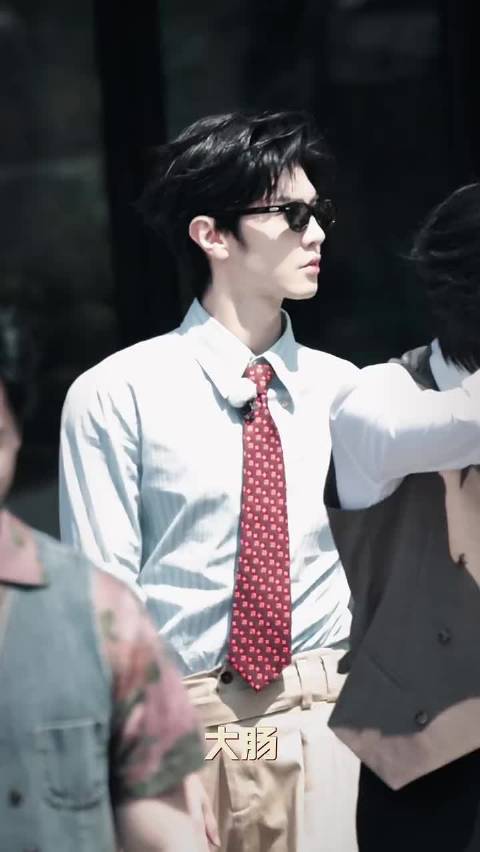 陈哲远完全是daddy级别 这宽肩还有若隐若现的肌