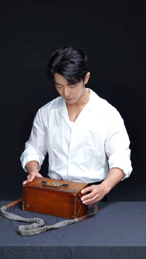 肖战新片演绎匠人抗战,以榫卯智慧守护家园