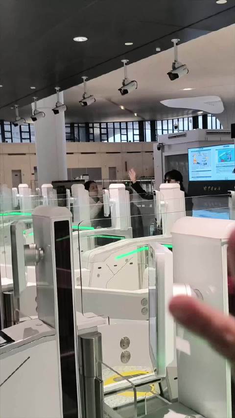 赵雅芝生日会送机飞吻引粉丝欢呼