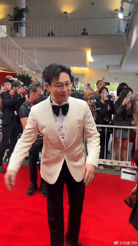 张颂文郭富城同框，法拉利老了也是法拉利