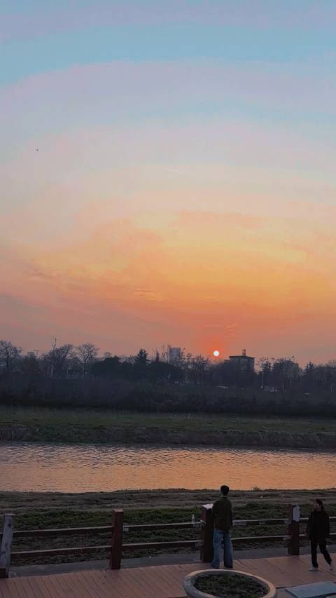 暮色漫过栏杆落日道晚安