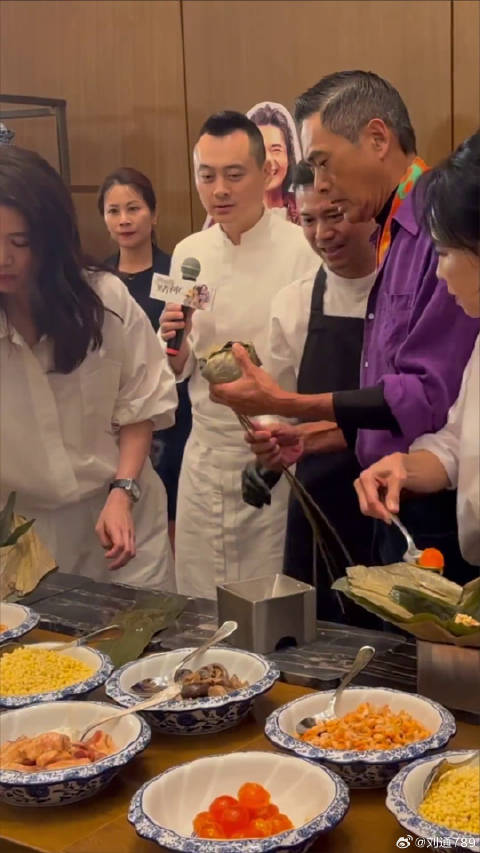 周润发袁咏仪亮相广州首映礼，发哥包粽子引尖叫