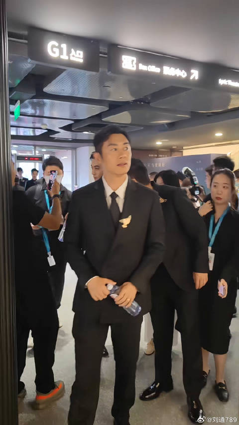 朱亚文朱一龙亮相上海电影节红毯