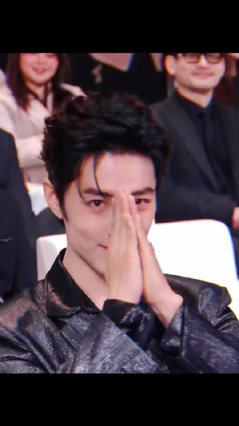 犹如一颗璀璨的星星，熠熠生辉， 吸引着每个人的目光