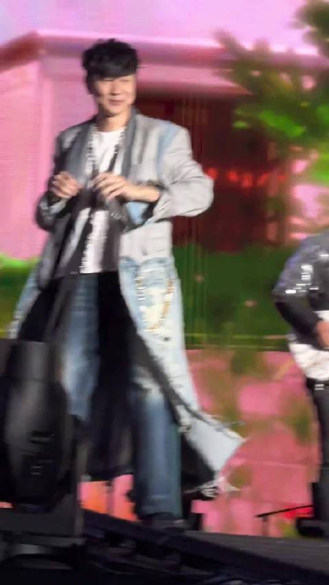 舞台上的他真的无可挑剔啊，一定要注意自己的身体