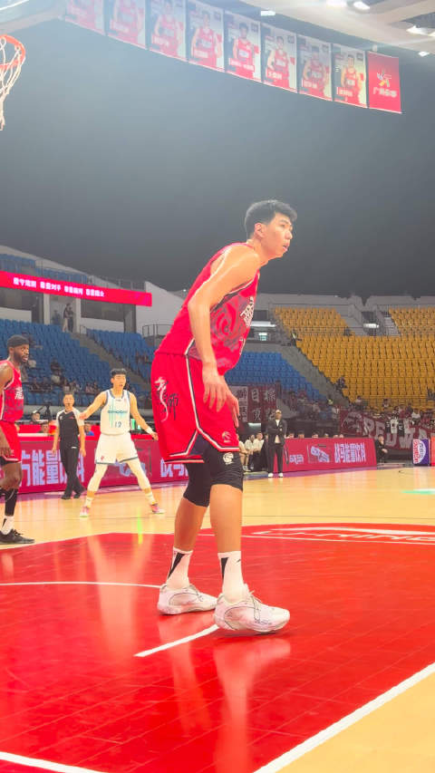 徐昕攻防两端展现天赋，龙狮男篮对阵青岛男篮