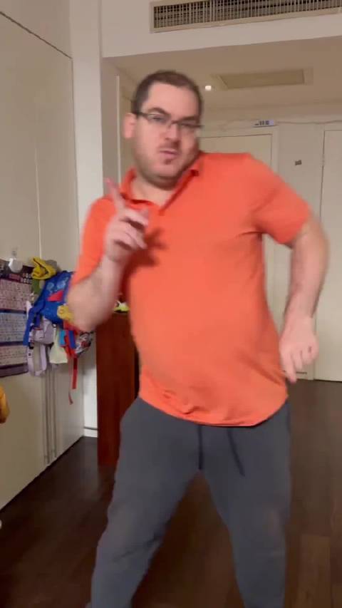 张彩玲800元租豪车21天，日费38元变身大头贴