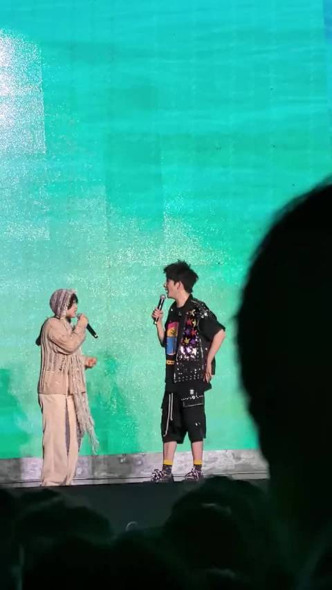 大老师和拉宏桑在音乐节的即兴小品，笑死我了