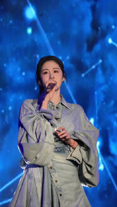 张碧晨成都大学唱了写给粉丝、家人的《你》，和粉丝的双向奔赴！