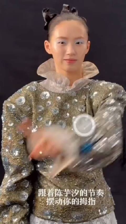 太鬼畜了！陈芋汐晒魔性互动视频，想出这个点子的人，真是天才