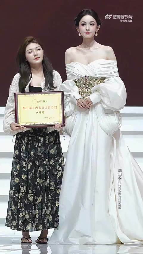 我相信左边已经是生活里的美女了，但娜扎直接美成神仙了