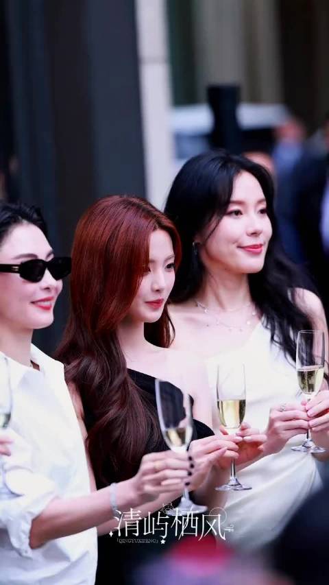 你好你一个视频里有 3 个人很养眼