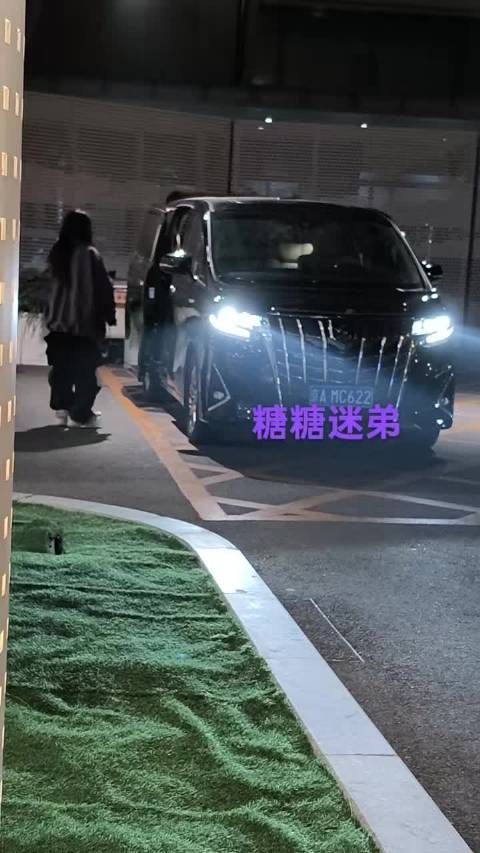 唐嫣26日飞抵北京，31日将亮相上海时装周