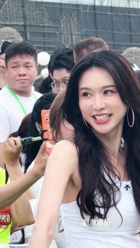 林志玲黄晓明互动甜度在线，优雅谈吐引观众循环播放