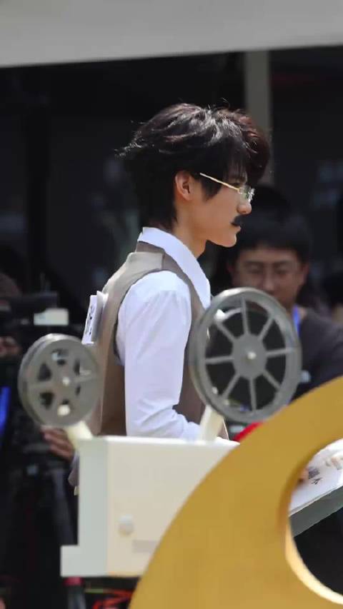 张真源机长造型亮相奔跑吧14首期