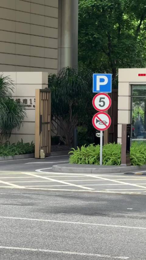 深圳湾1号大佬出行，劳斯莱斯幻影，气场强大，霸气侧漏！