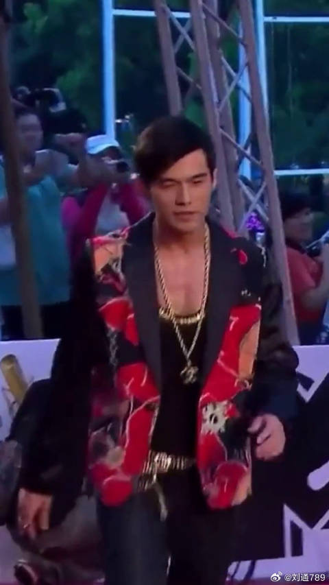 周杰伦蔡依林金曲奖同台颁奖场面尴尬